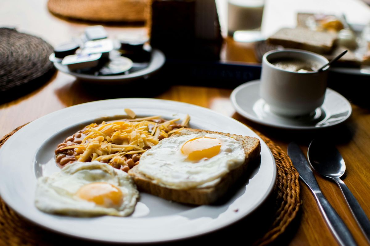 Desayuno salado acompañado de café. Foto de Pexels.