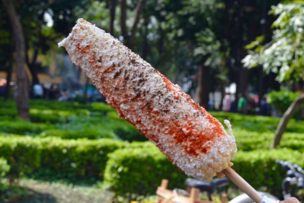 Elote preparado con mayonesa, queso fresco y chile en polvo. Foto de Flickr.
