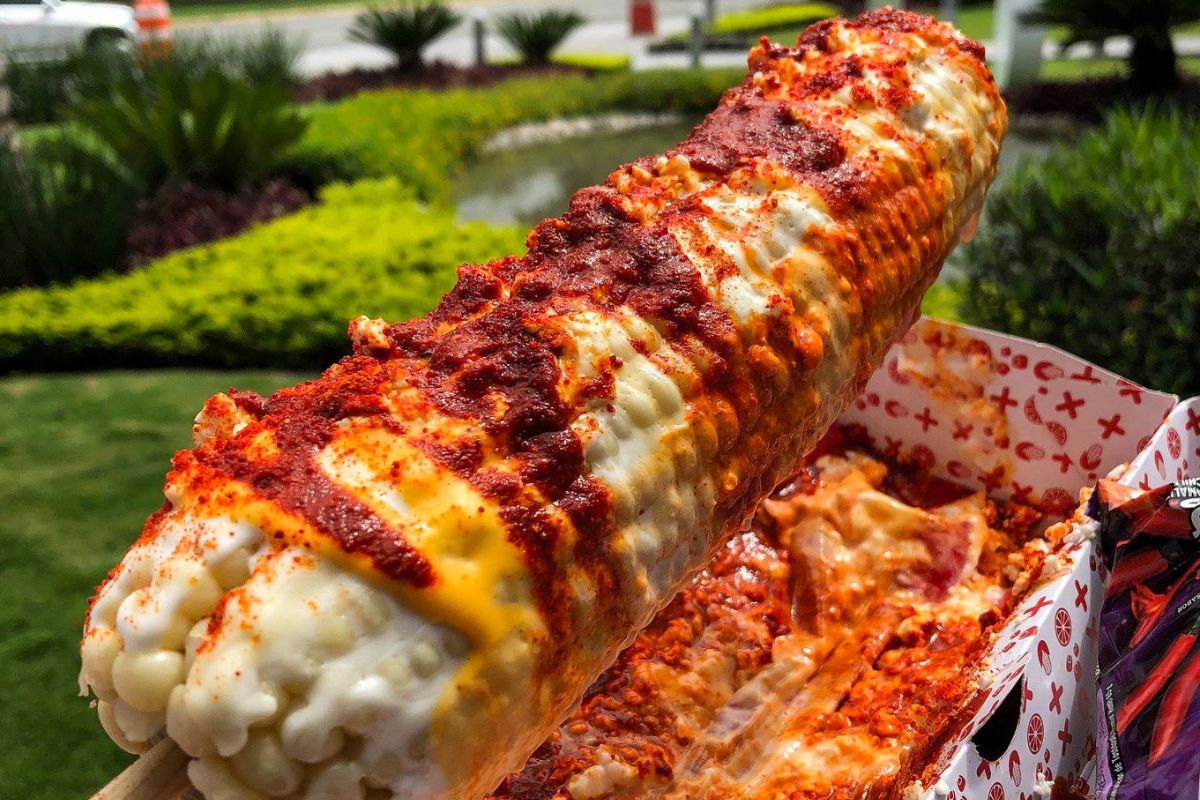 Elote preparado con mayonesa, queso fresco y chile en polvo. Foto de Flickr.