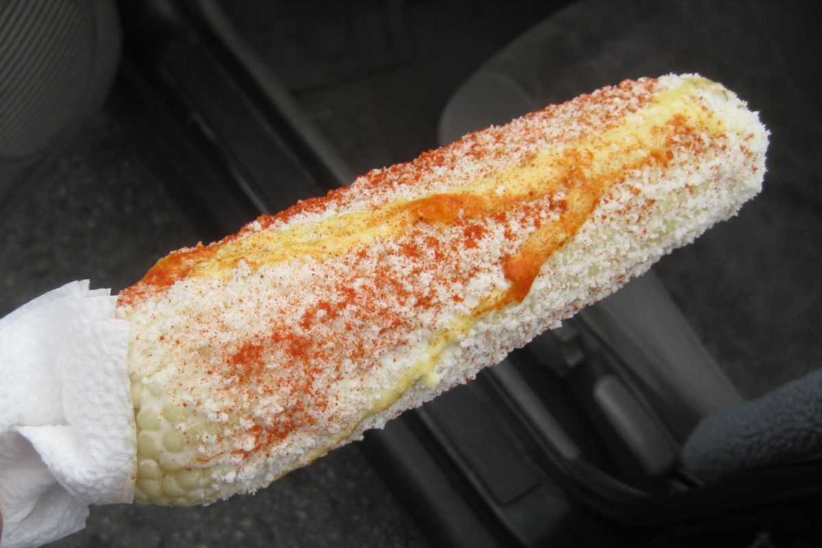 Elote preparado con mayonesa, queso fresco y chile en polvo. Foto de Flickr.