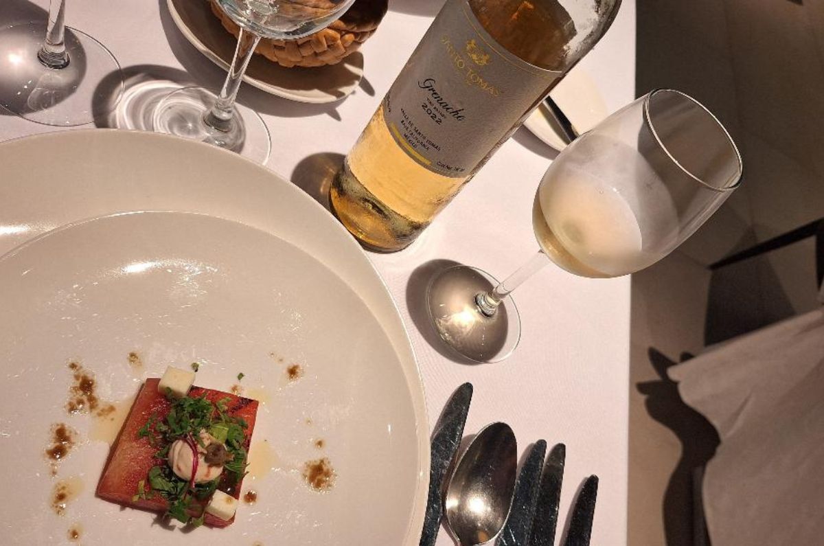 Sandía con cotija, verdolagas y berros del chef Miguel Vara - Royal Hiddeaway, foto de Miriam Carmo