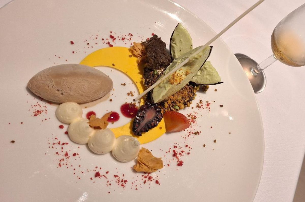 Postre Constelación Mexicana (chongos al tequila y propóleo de la región), foto de Miriam Carmo
