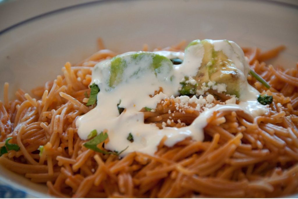 ¿Cuál es el origen y por qué amamos el fideo seco en México?