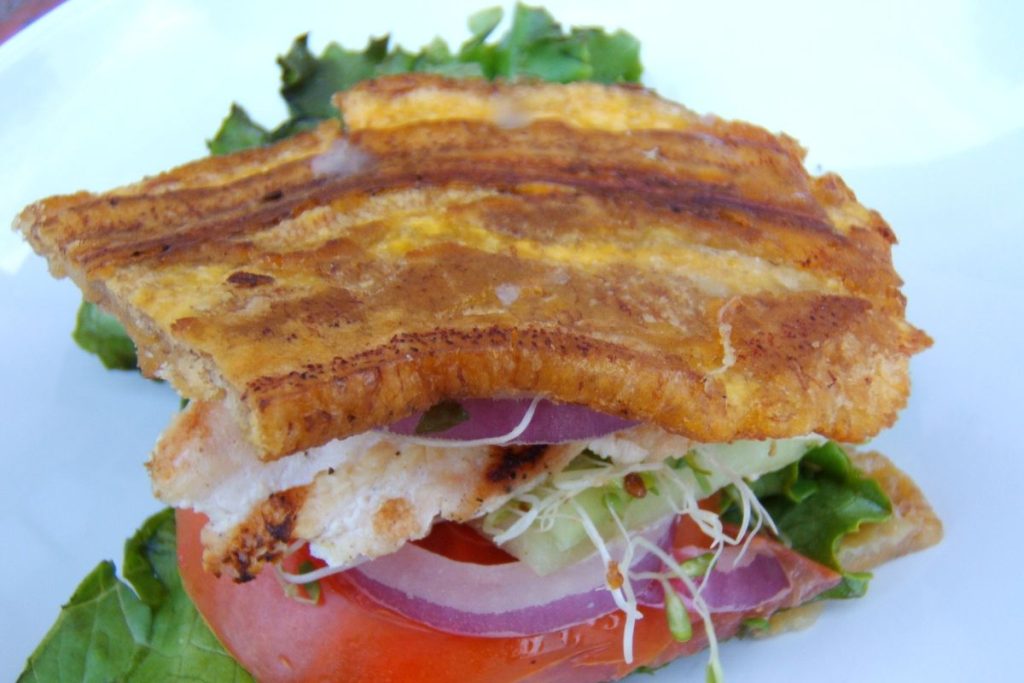 El jibarito es un sándwich típico de Puerto Rico donde el plátano macho es el protagonista.