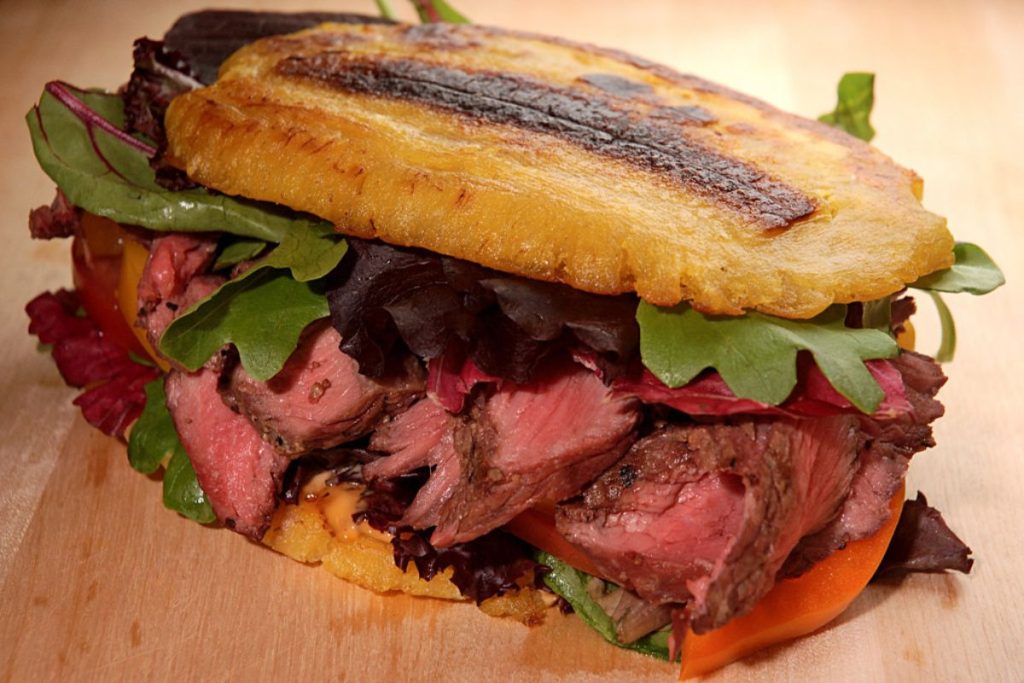 El jibarito es un sándwich típico de Puerto Rico donde el plátano macho es el protagonista.