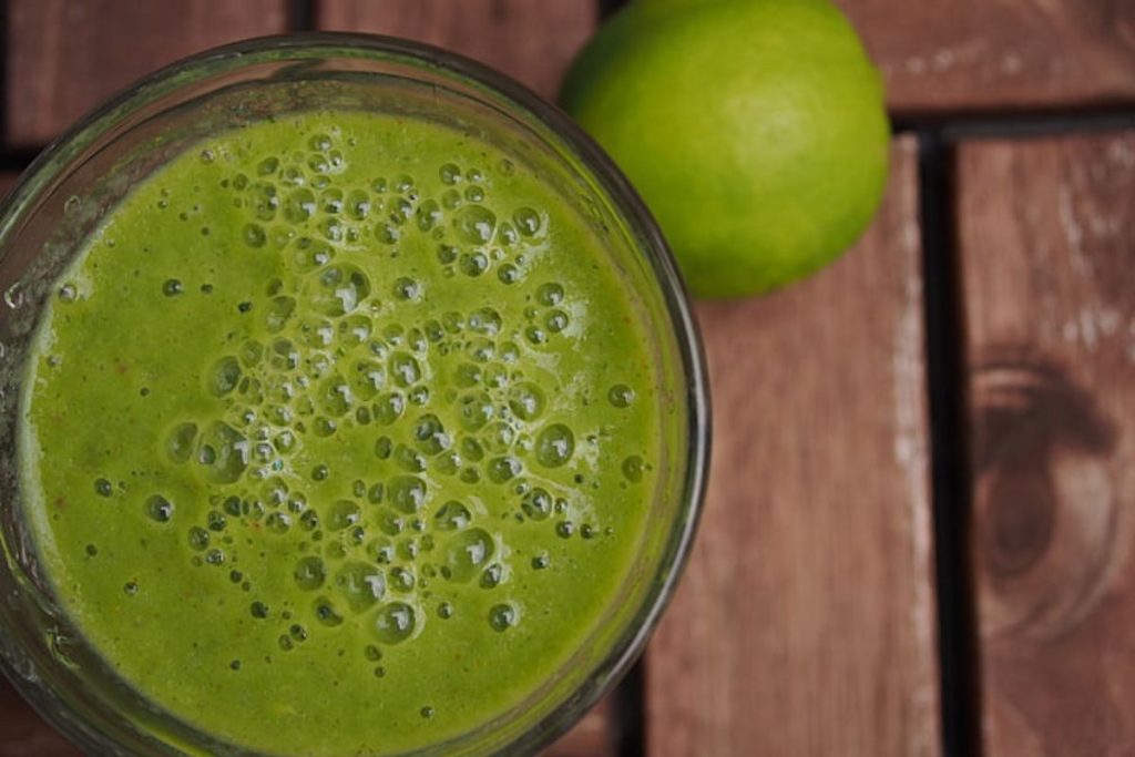 El licuado de aguacate es una bebida favorita para iniciar el día.