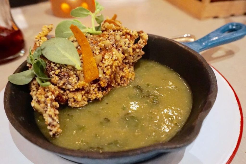 El mixmole es una receta tradicional que no falta en los altares de Día de Muertos de Michoacán.