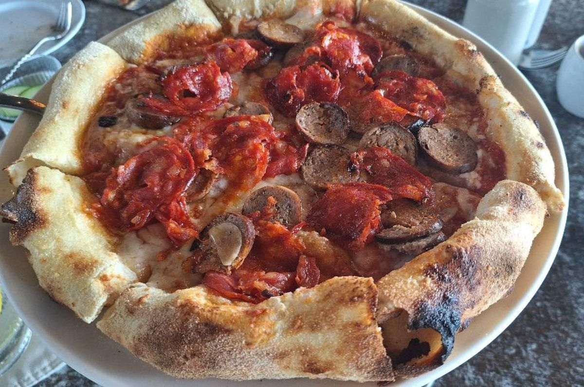 Pizza de chorizo y salchicha italiana picante, foto de Miriam Carmo