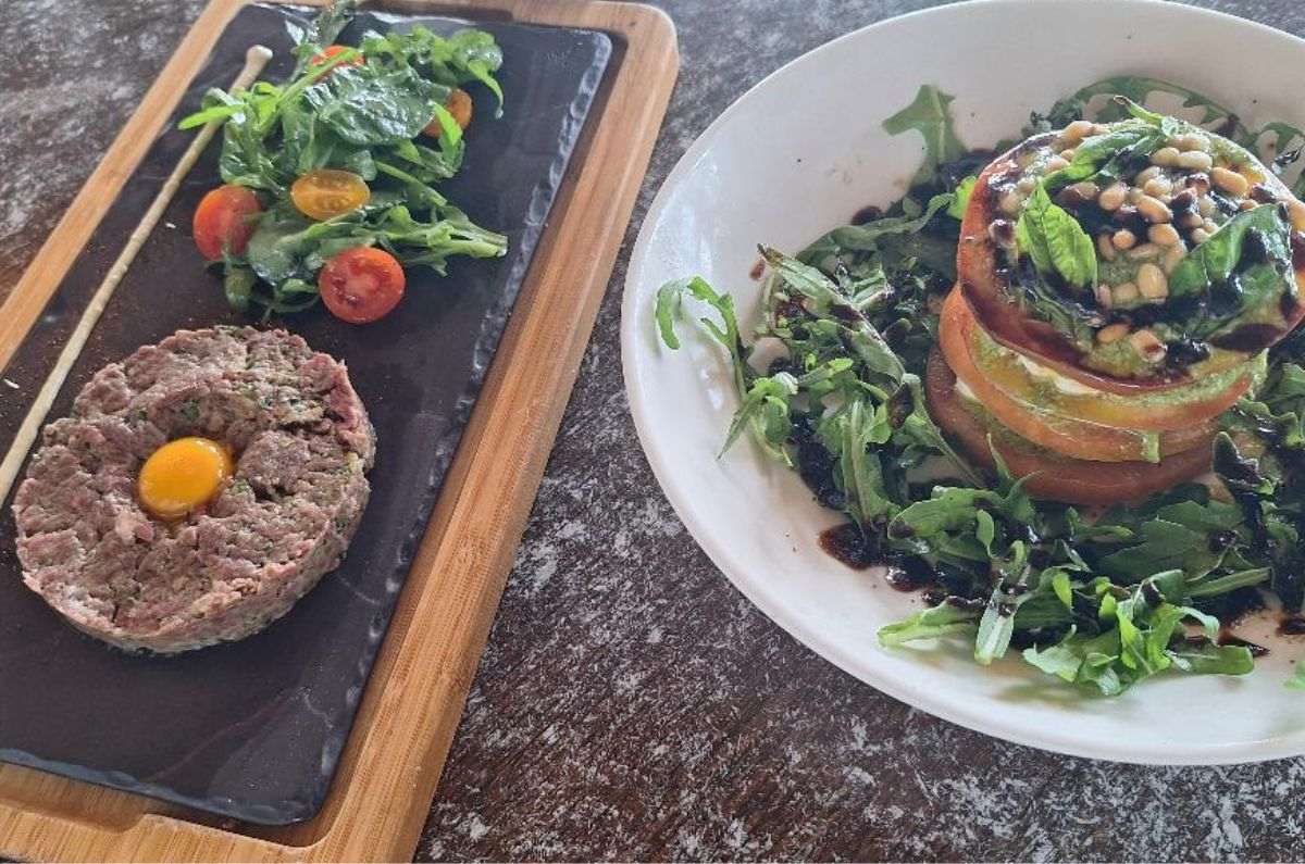 Tartar de res y ensalada caprese, foto de Miriam Carmo