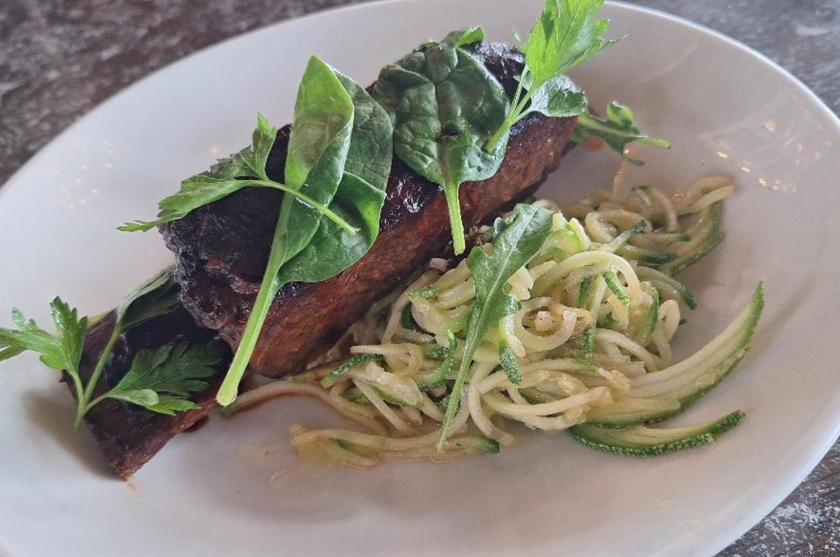 Short rib con espagueti de calabaza italiana, foto de Miriam Carmo