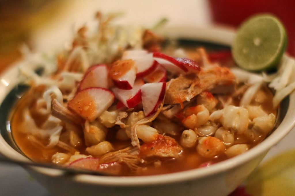 Un buen plato de pozole se complementa con vegetales y especias ya en la mesa.