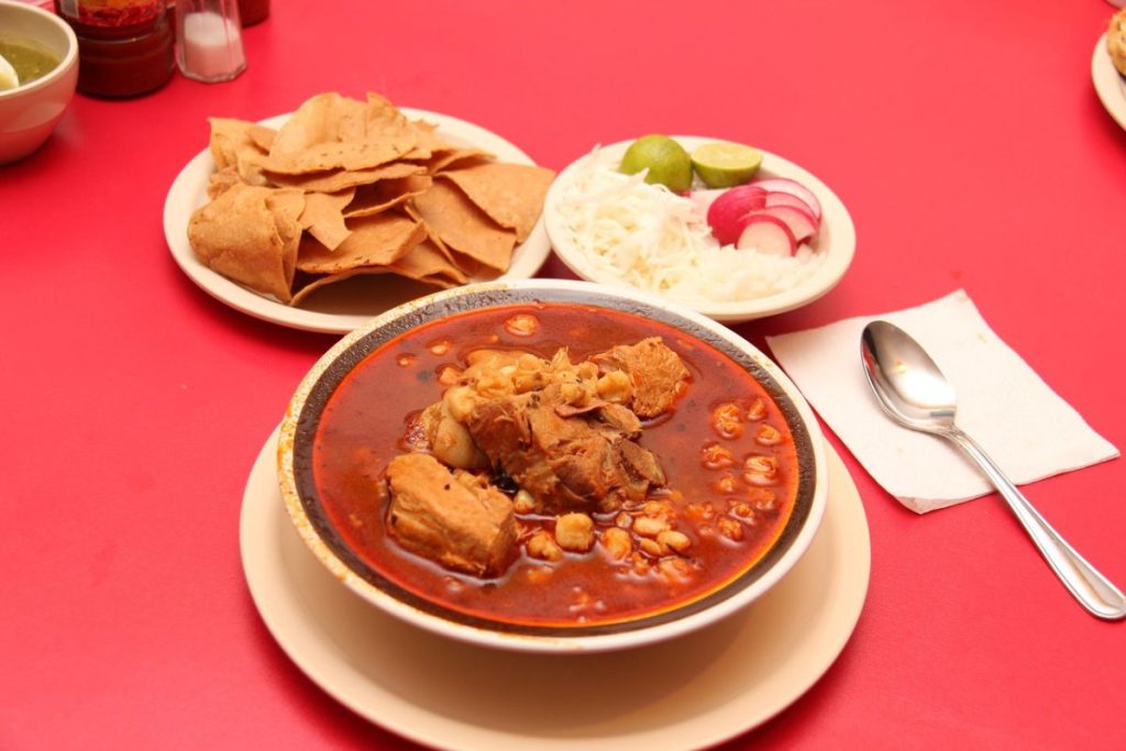 ¿Cómo se prepara un plato de pozole clásico en México?