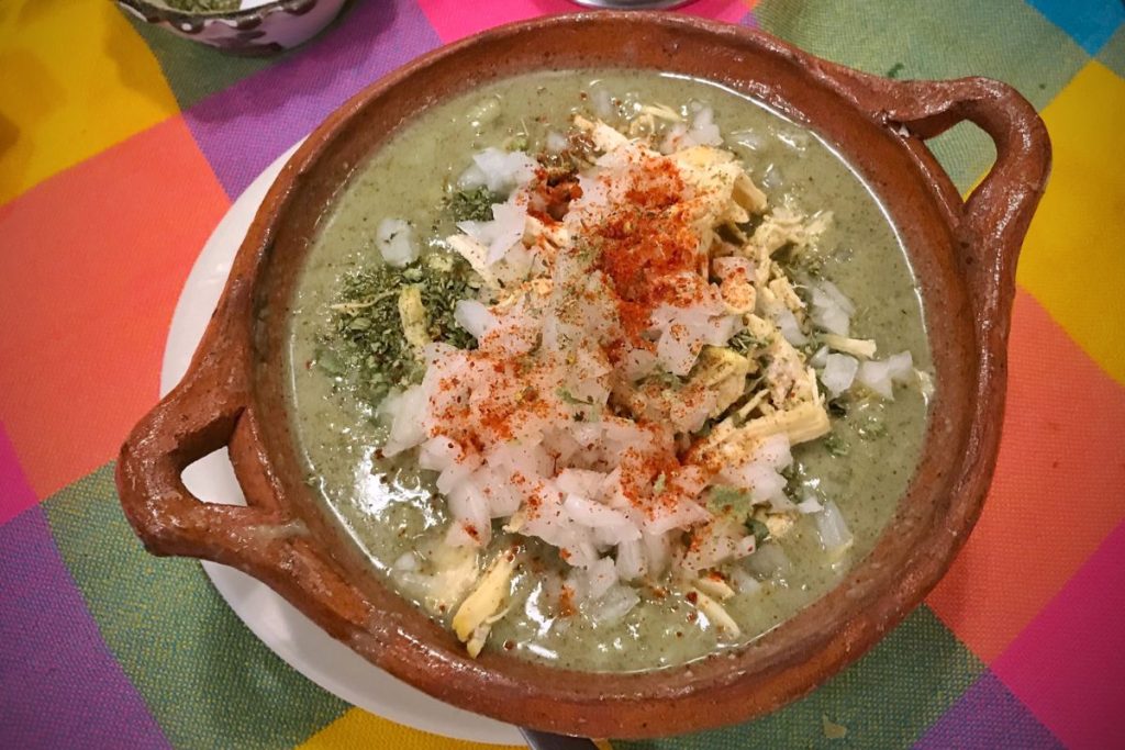 Un buen plato de pozole se complementa con vegetales y especias ya en la mesa.