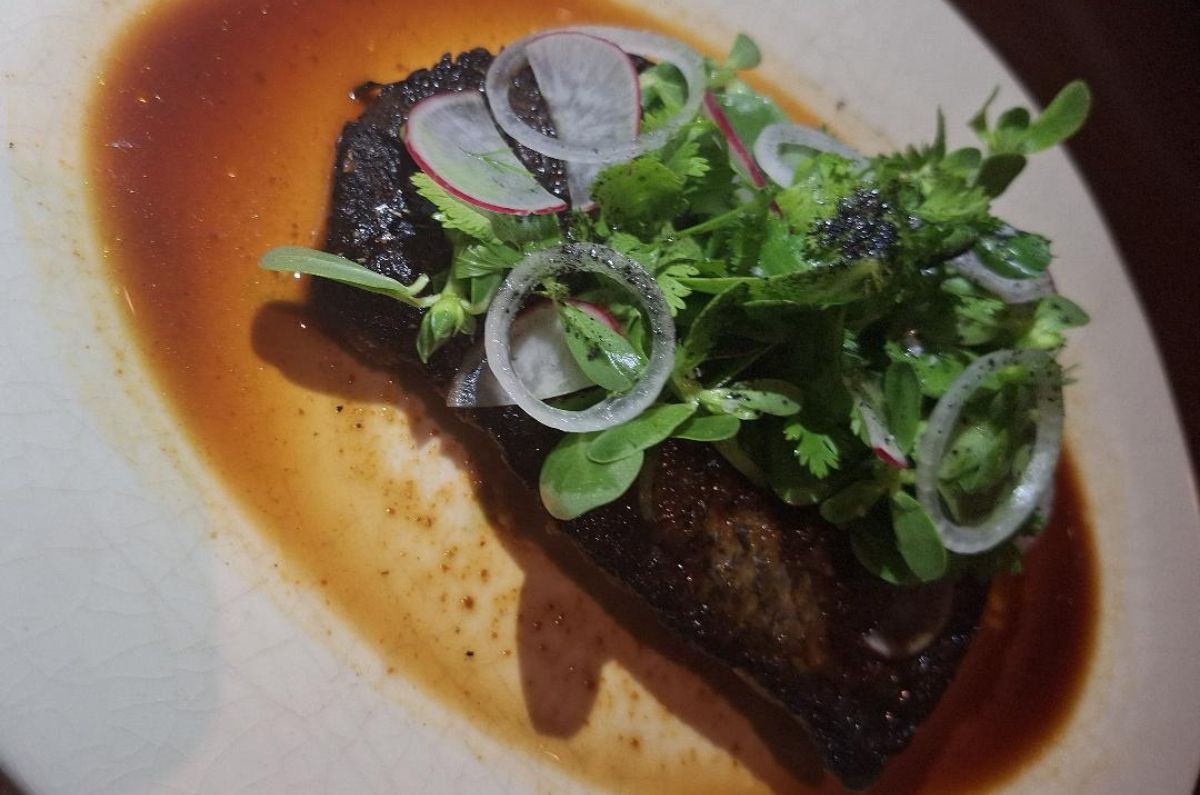 Totoaba al carbón con un toque de alioli de salsa macha y salsa zarandeada, foto de Miriam Carmo