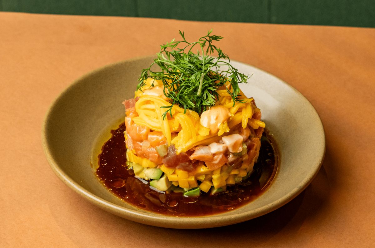 Torre de salmón y atún con mango, pepino, aguacate, salsa zarandeada y aderezo de aguacate-chipotle, foto proporcionada por el restaurante