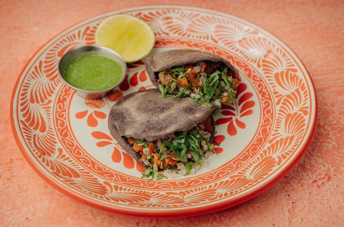 Gorditas de masa azul con porkbelly crujiente y salsa verde cruda, foto proporcionada por el restaurante