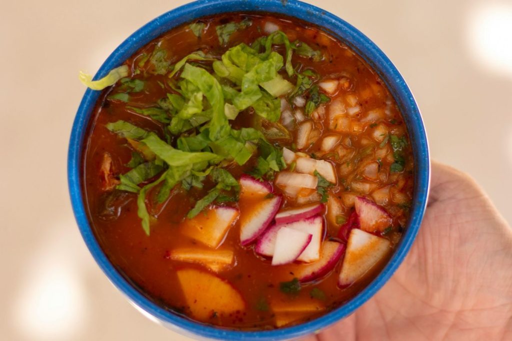 El pozole de camarón es una receta de temporada en las zonas costeras de México.