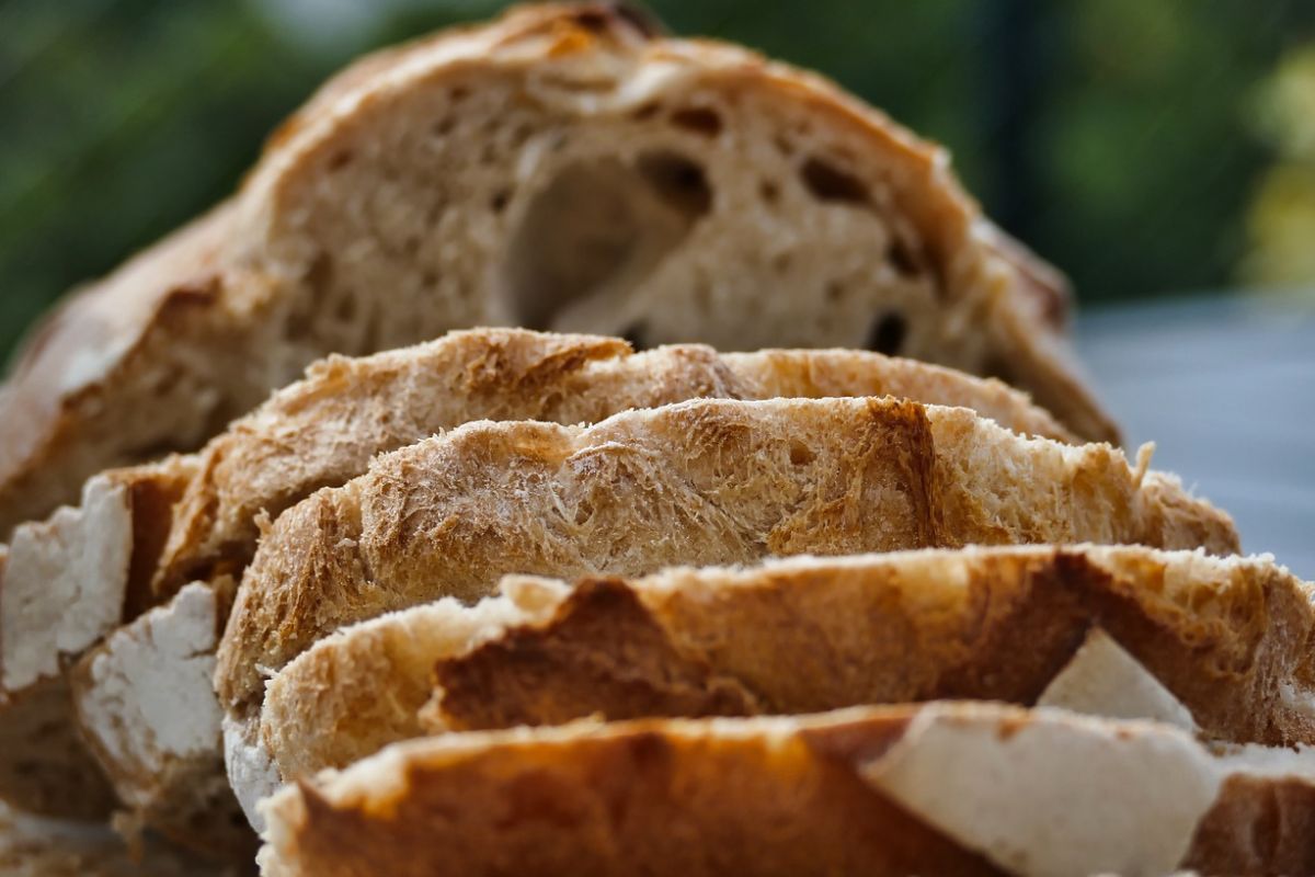 Rebanadas de pan de masa madre. Foto de Pexels.
