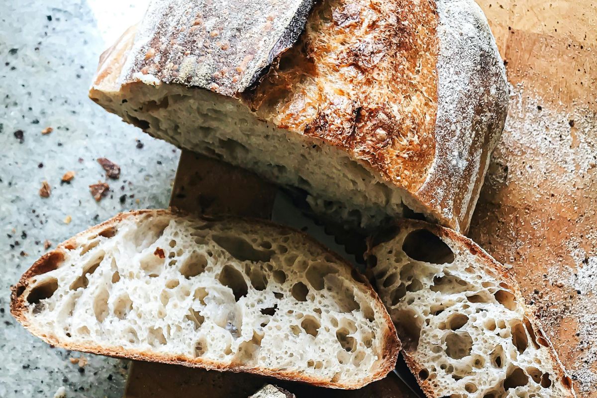 Rebanadas de pan de masa madre. Foto de Pexels.