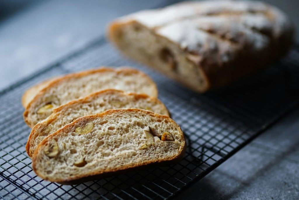 ¿Cuál es la forma correcta de recalentar pan de masa madre en casa?