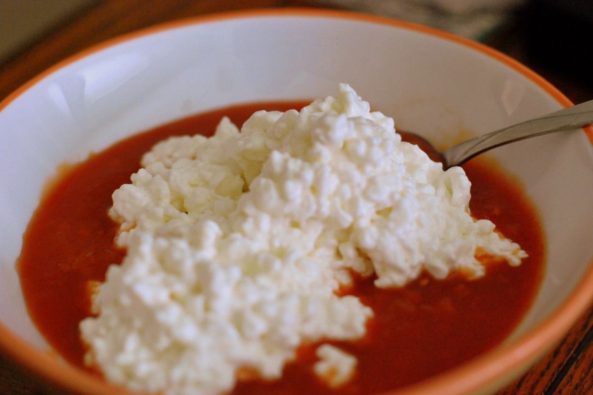 Requesón en salsa roja. Foto de Flickr.