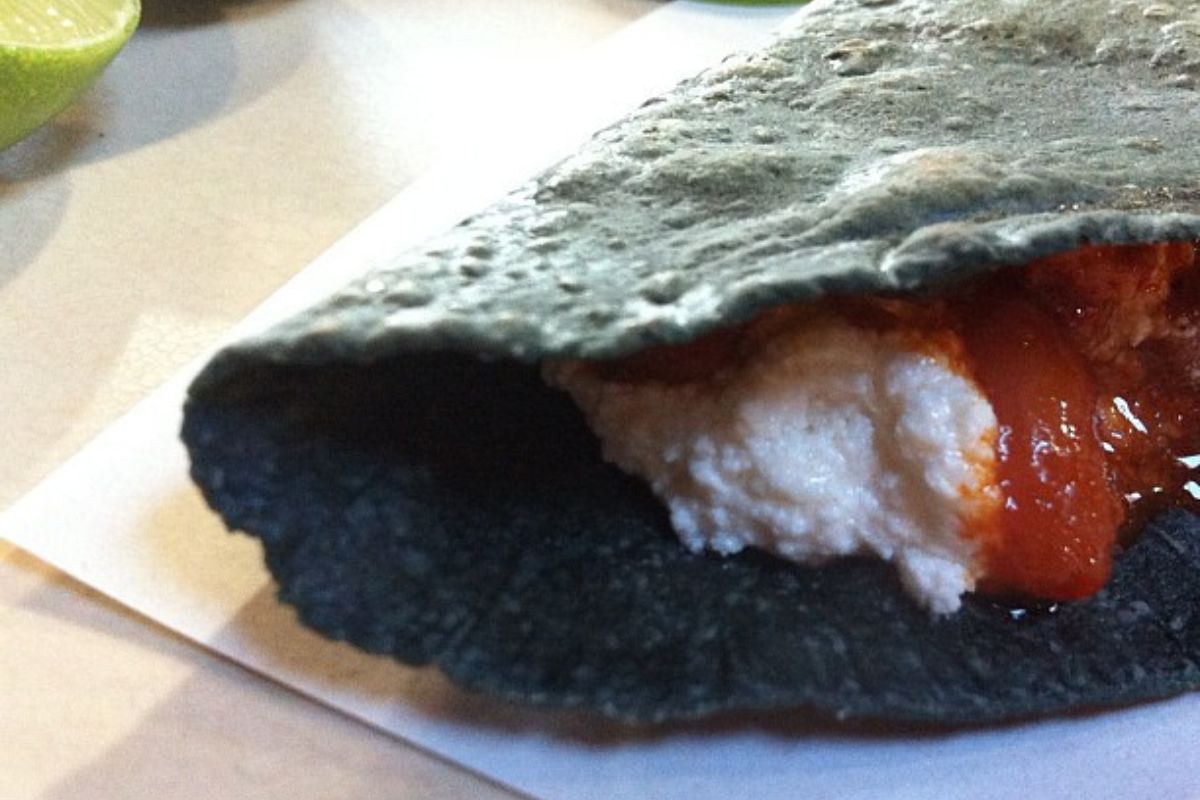 Quesadilla de requesón con salsa. Foto de Flickr.