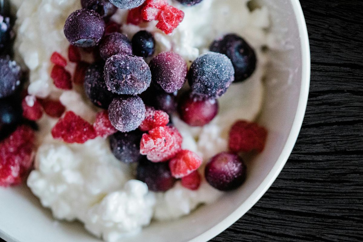 Frutos rojos con queso cottage. Foto de Pexels.