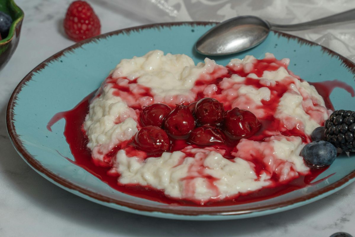 Queso cottage con compota de cerezas. Foto de Pexels.