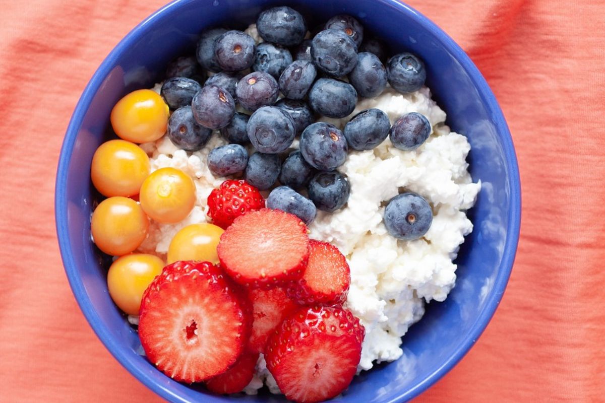 Fruta fresca con queso cottage. Foto de Pexels.
