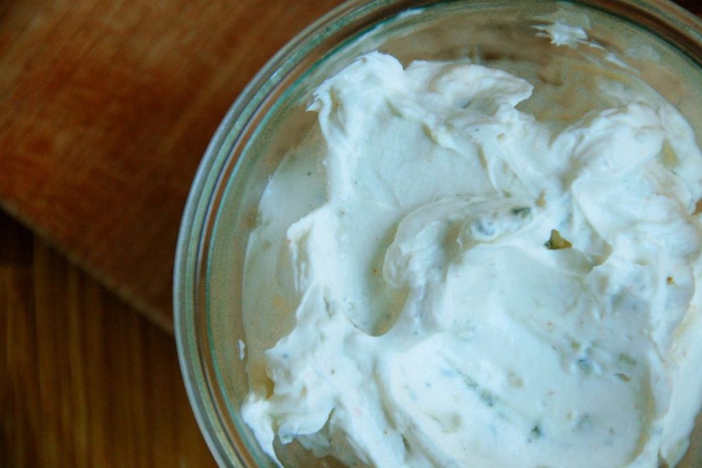 ¿Con qué se puede servir una buena salsa de queso azul?