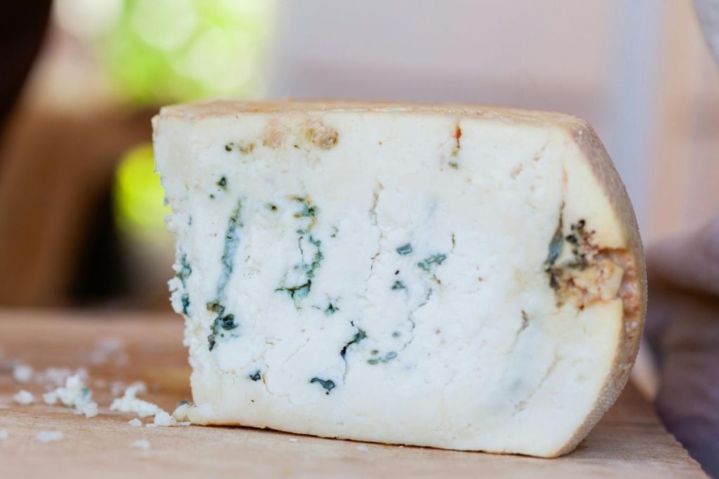 Una salsa de queso azul debe ser equilibrada y con buena textura.