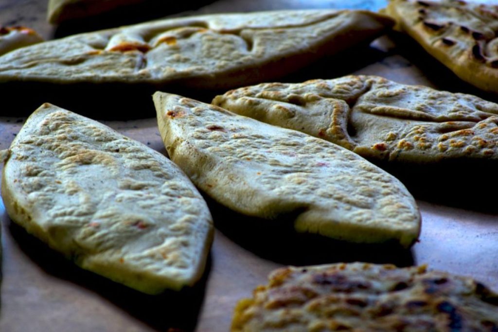 Tlacoyos rellenos, así es la especialidad del mercado de Santa Fe