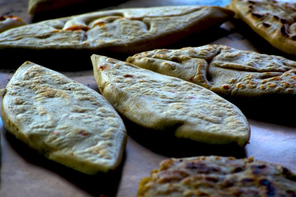 Tlacoyos rellenos, así es la especialidad del mercado de Santa Fe