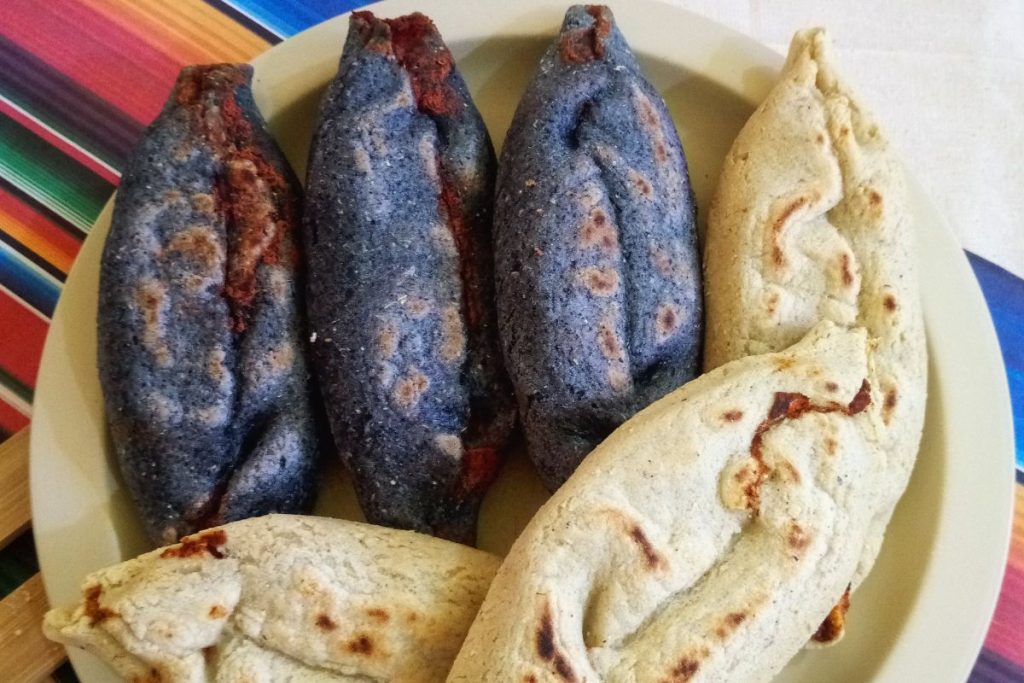 Los tlacoyos rellenos son la especialidad del mercado de Santa Fe en la CDMX.