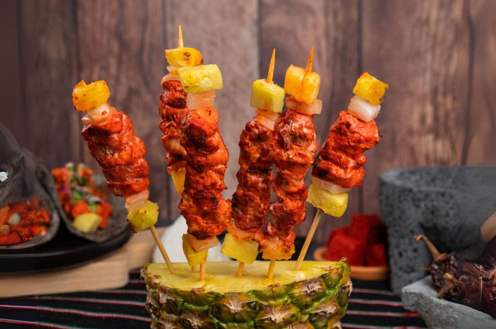 Cuatro trompitos de totoaba al pastor incrustados en una piña