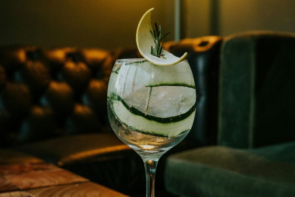 El gin & tonic es un coctel fresco que se puede personalizar fácilmente.