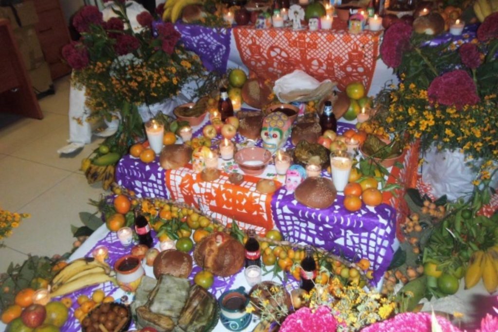 Las bebidas en la ofrenda con un elemento pilar.