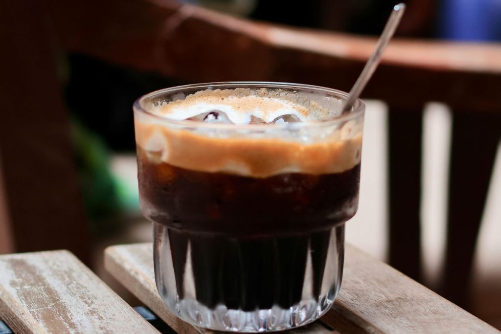 El coctel black velvet fusiona dos bebidas completamente opuestas.