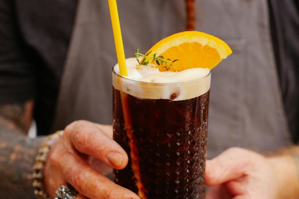 Black Velvet: el cóctel que une la elegancia del champagne con la intensidad de la cerveza