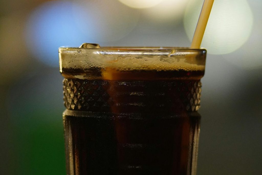 El coctel black velvet fusiona dos bebidas completamente opuestas.