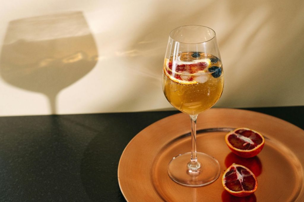 Beber champagne en casa es una práctica común que debe ejecutarse a la perfección.