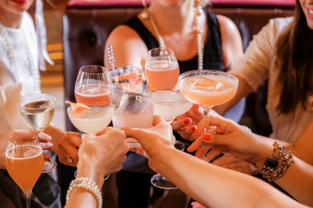Beber champagne en casa es una práctica común que debe ejecutarse a la perfección.