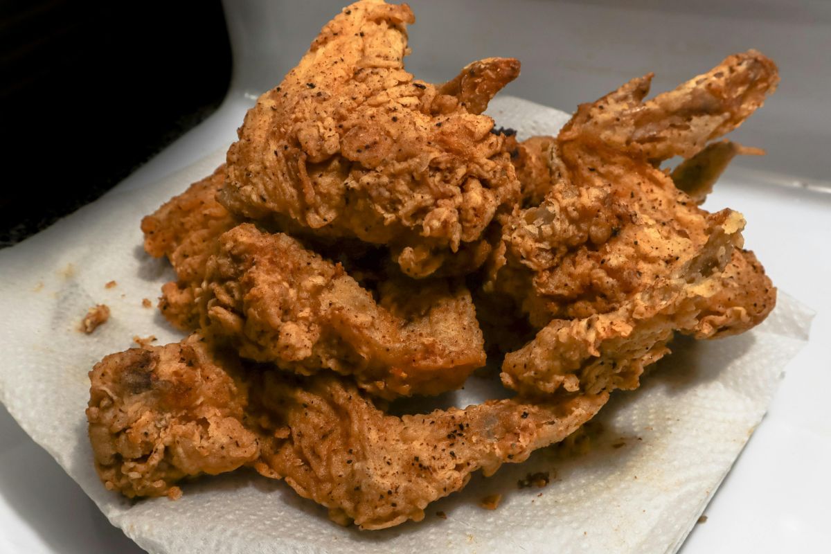 Pollo frito con empanizado picante. Foto de Pexels.