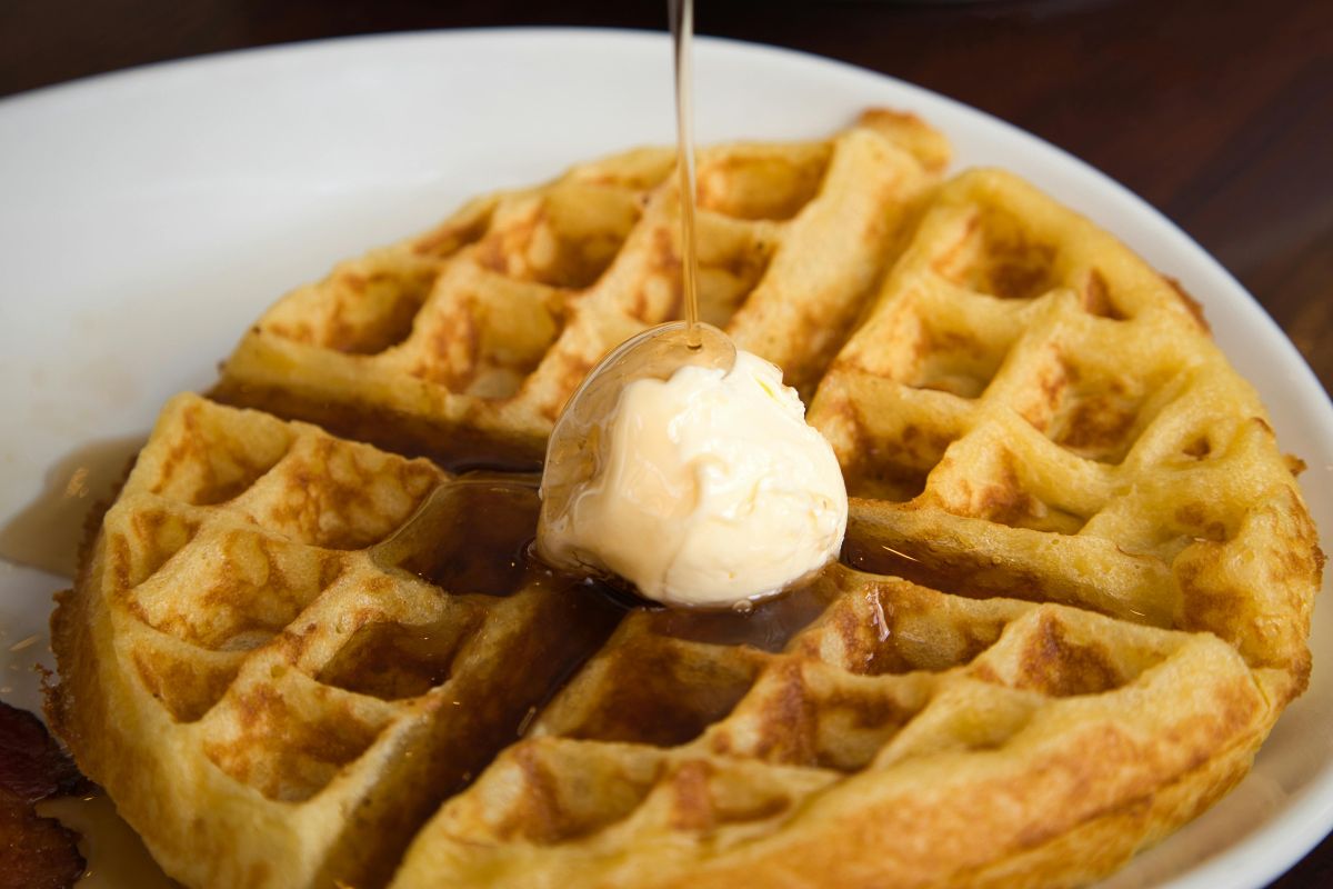 Waffle con mantequilla y maple. Foto de Pexels.