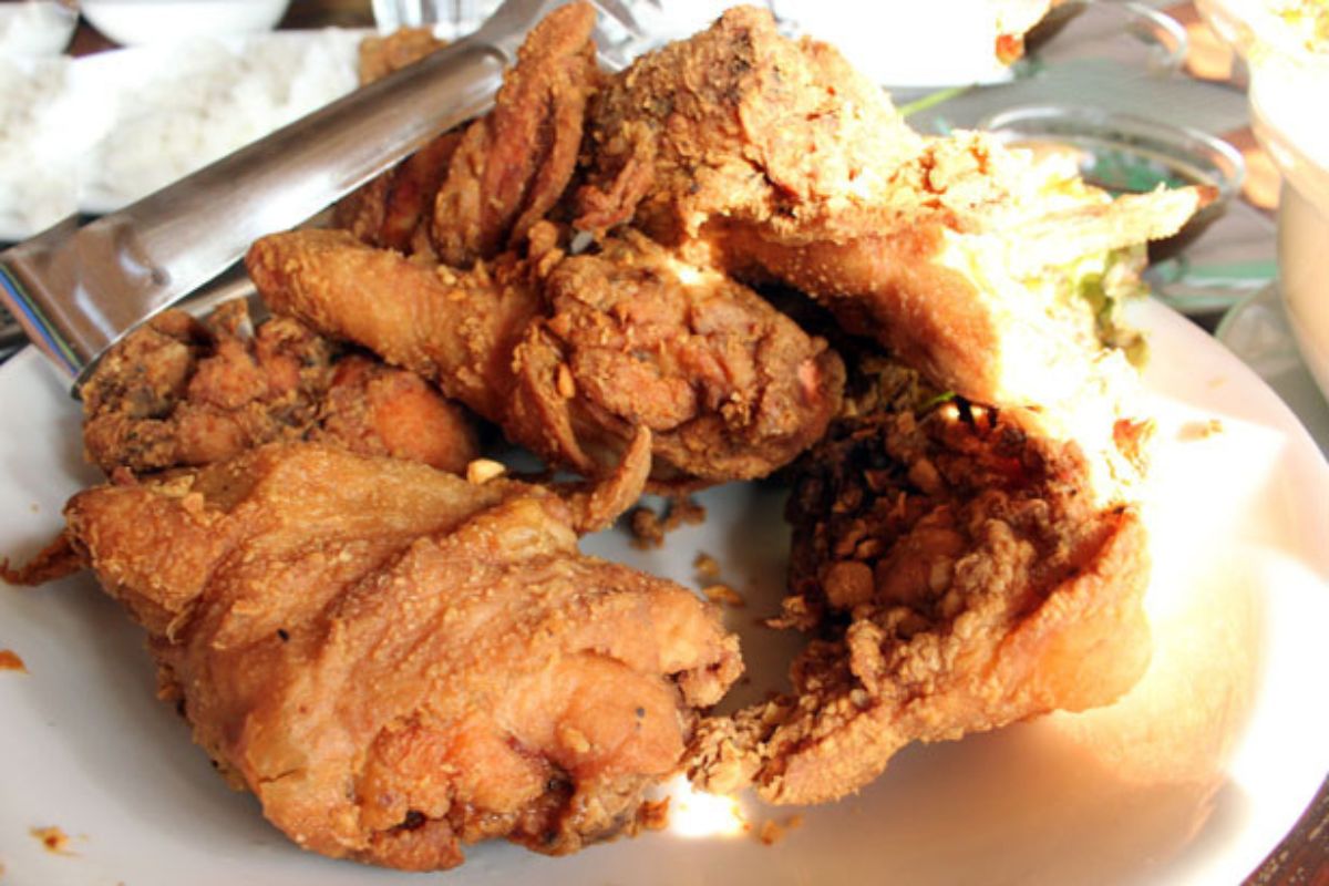 Pollo frito con empanizado picante. Foto de Pexels.