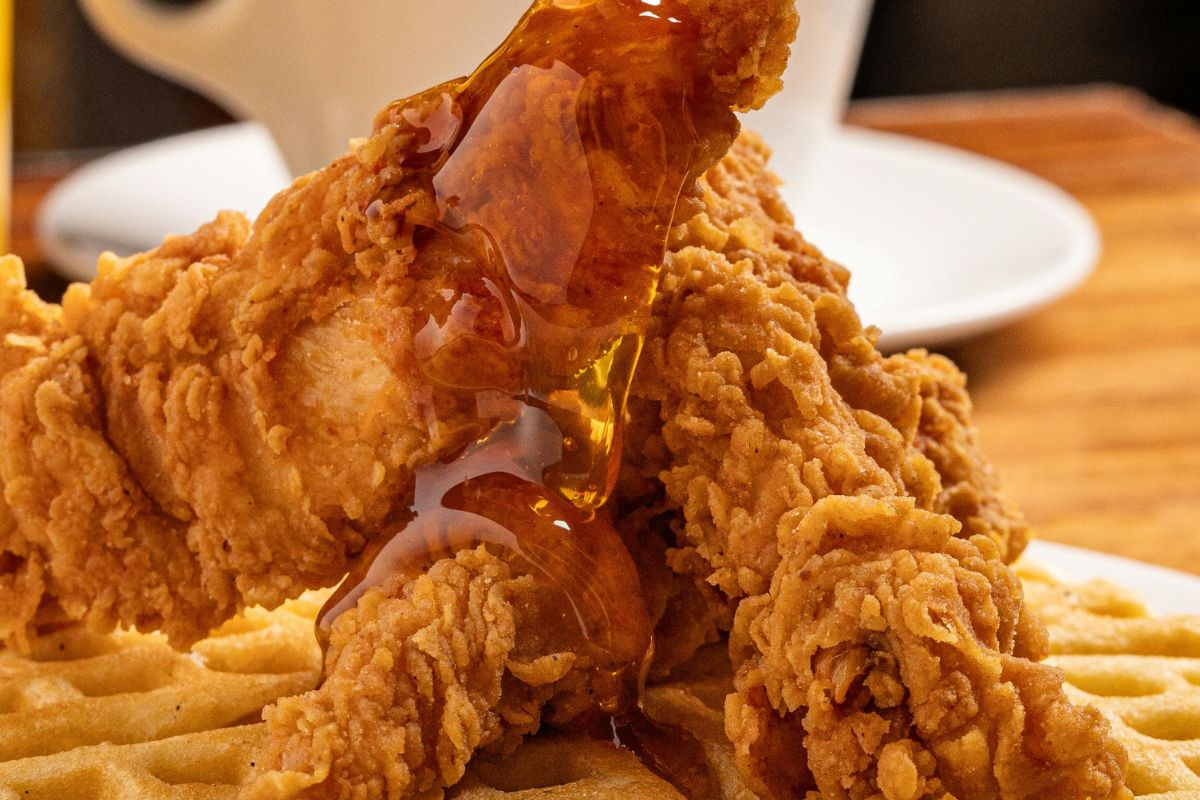 Filetes de pollo frito con maple. Foto de Pexels.