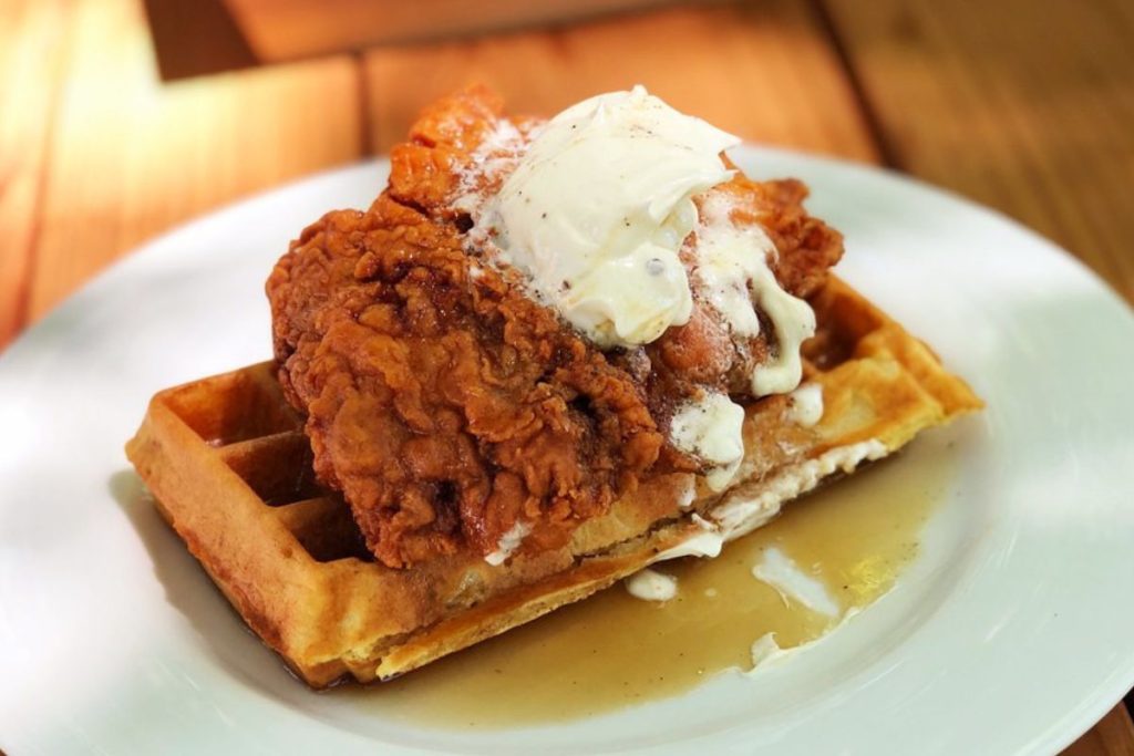 Chicken and Waffles: ¿a quién se le ocurrió esta peculiar combinación que hoy amamos?