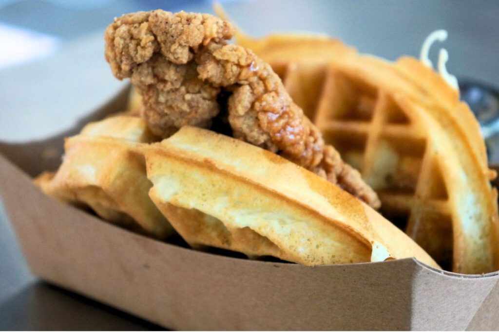 El chicken and waffles es un platillo estadounidense que se consume en el desayuno.