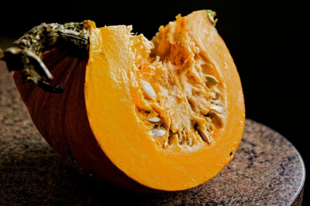 Cocinar calabaza en casa es una tarea favorita durante el otoño.