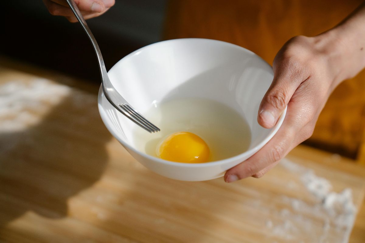 Huevo crudo en buen estado. Foto de Pexels.